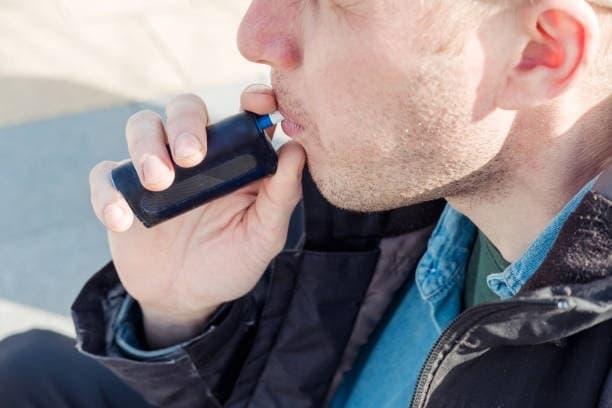 Descubre cómo llevar e-papierosy y cigarrillos electronicos en equipaje sin problemas y disfruta de tu viaje al máximo