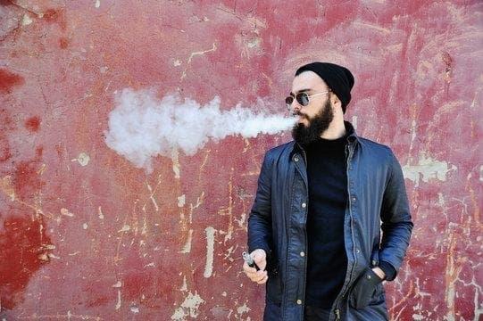 Elektronske Cigarete explora cigarrillos electronicos en bares y ofrece guía práctica sobre normativa, consejos y alternativas para disfrutar